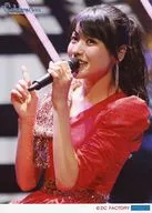°C-ute/矢島舞美/ライブフォト・上半身・赤衣装・体左向き・左手にマイク・右手ポーズ・2Lサイズ/°C-uteコンサートツアー2017春～°Celebration～ ライブ生写真ソロ2L判 Part-3