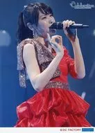 °C-ute/矢島舞美/ライブフォト・上半身・赤衣装・体右向き・左手にマイク・右手ポーズ・2Lサイズ/°C-uteコンサートツアー2017春～°Celebration～ ライブ生写真ソロ2L判 Part-3