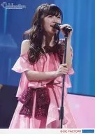 °C-ute/鈴木爱理/现场照片·上半身·粉红色服装·麦克风支架把手·2L尺寸/°C-ute音乐会巡演2017春～°Celebration~现场生写真Solo 2L纸规格:127×178mm Part-3