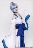 磯部花凜(伊佐那海)/膝上・服裝白.藍色・向右・左手舉起・背景白・生寫真/舞台「BRAVE10」明信片B SET