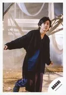 Arashi / Kazuya Ninomiya / Whole body (out of sight) / Costume dark blue / Both hands spread / Right foot bent / Body slightly facing right / "Tsunagaru" PV & Jacque shooting off-shot / Official Official photo