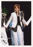 NEWS/山下智久/现场照片·膝上·服装白·黑·手工连接·视线左·背景黑/官方生写真