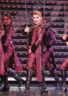 宝塚歌劇団(星組)/天寿光希/ライブフォト・全身・黒ピンク柄衣装・体右向き・2Lサイズ/星組東京公演「THE SCARLET PIMPERNEL(スカーレット ピンパーネル)」舞台写真