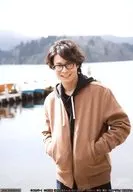 Kosuke Kujirai (Junta TEJIMA) / Above-the-knee, Jacket Beige, Glasses, Smiling Face, Showing Teeth, Plain Clothes Shot / DVD "Drama 『 YOWAMUSHI PEDAL 』 1 night and 2 days Honne Tabi - Sohoku & Hakogaku Tabi ni Deshita Special -" Included Bonus Bromide