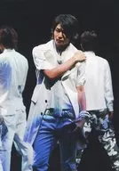 PureBoys/八神蓮/現場照片・膝上・服裝白・右肩・左手下・閉口・背後人・背景黑/舞台劇