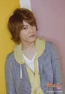 Kansai Johnnys Jr. / Ryota Muro / Upper body / Costume gray / yellow / white / Face facing right / Mouth closed / Background pink yellowish white / Kansai Johnnys Jr. Spring Vacation Special Show 2015