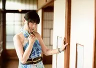 Asami Imai : horizontal, parte superior del cuerpo, vestido azul, pecho derecho, columna izquierda, cuerpo derecho, shoji, interior / "Asami Imai & Yumi Hara Acoustic Live 2016" Mingos & Harami Official photo