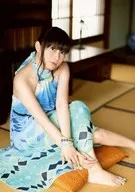 今井麻美/全身·坐姿·服装蓝色·双手重叠·脖子倾斜·身体向右·榻榻米·房间内/「今井麻美&原由实Acoustic Live2016」Minggs&Harami生写真