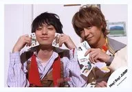 Hey! Say! JUMP / Kei Inoo / Hikaru Yaotome / Horizontal / Bust up / Costume red / Brown / White / Gray / Ino Both Hands Card / Cheek / Yaotome Left Hand Card / Official Official photo