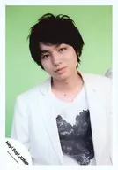 Hey! Say! JUMP/伊野尾慧/バストアップ・衣装白.黒・首かしげ・背景緑/公式生写真
