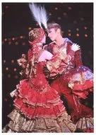 Takarazuka Revue (Hanagumi) / Rio Asukai / Saiyo Senna / Live photos / Kneecaps / Red gold and white costumes / Face close and look at each other / 2L size / Hanagumi Grand Theater performance "Yamataikoku no Kaze" "Sante!" stage photos