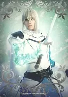 Hiroki Sana (Bedi vielle) / Above the the-knee • White costume • Blue • Right orientation • Left eye • Green background • Character actor shot / Stage 「 Fate/Grand Order THE STAGE - Sacred Round Table area Camelot - 」 Trading Bromide