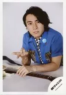 Kanjani Eight / Akihiro Yasuda / Bust up / Costume blue black and white / Guitar in front of eyes / Guitar with right hand / Guitar with finger pointing / Guitar with left hand / Guitar with neck / 17 Summer Concert with Brochure and Goods / Off-shot / Official Official photo