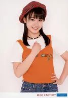 "Morning Musume." 17 / Rena Yokoyama / parte superior do corpo, fantasia, laranja branca, chapéu vermelho, mão direita, peito, mão esquerda, cintura / parte feminina do drama "Túmulo do Faraó" L, fotografia B