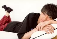 Ryotaro Kosaka / Horizontal Type / Whole Body / Face Down / Black Costume / Right Direction / Both Hands Overlap / Cushion / Background White / 「 Ryotaro Kosaka Birthday 『 Hatachi no Shiki 』 」 Official photo