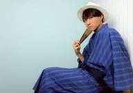 Ryotaro Kosaka / Landscape / Knee-up / Sitting / Yukata / Blue / Hat / Left / Right Hand Folding Fan / Background / 「 Ryotaro Kosaka Birthday 『 Hatachi no Shiki 』 」 Official photo