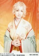 Keisuke Ueda (Akira Mon) / Upper body / Costume yellow / green / Double layered / Background orange / Metallic specifications / Character Chief Shot / Stage "Harukanaru Toki no Naka de 2 Replay" Official Official photo