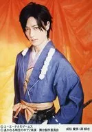 成松庆彦(源赖忠)/上半身・衣服蓝色・左手腰部・背景橙色・金属样式・角色生写真/舞台「遥远时空中2再演」公式生写真