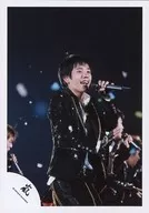 Arashi / Kazuya Ninomiya / Live Photo / Knee-High / Costume Black / Right Hand Par / Left Hand Microphone / Eye View Right / Behind Person / Official Official photo