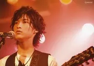 阪本奨悟/ライブフォト・横型・顔アップ・衣装黒.白・ギター・スタンドマイク・左寄り・照明赤/ライブ会場販売生写真