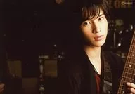 Sakamoto Shōgo / horizontal, busto hacia arriba, vestuario negro. rojo, rayado, guitarra, cuerpo derecho, lado derecho, frente a los ojos, Official photo de ventas en vivo