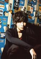 阪本奖悟/上半身・衣服黑色.红色・条纹・蹲下・右膝上・左手腕边・衣帽柜/现场会场销售生写真