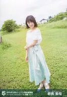 朝长美樱/全身・服装白水色・右下・左右手腕抓住・身体向左/AKB48 49th单曲选拔总选～先战斗吧！故事从那开始～入围成员外景生写真in冲绳vol.1