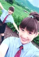 樱花学院/山出爱子・冈崎百志子/托胸・膝上・衬衫蓝色・领带红色・裙子绿色裙子绿色格子图案・制服・后山出双臂展开・斜/"樱花学院☆2017夏季郊游in箱根～成员摄影！ZUYU PHOTO SET>【C】