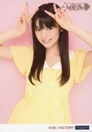 Morning Musume. '14 / Yumi Michishige / Top top, vestuario amarillo, dos manos, fondo rosa / Morning Musume. '14 Concert Tour Autumn GIVE ME MORE LOVE ~ Especial de conmemoración de graduación de Yumi Michishige ~