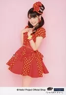 早安少女组。'14/道重沙由美/膝上・服装红・黄・水珠・两手胸口・背景粉色/"道重沙由美单人服装挂件道重沙由美毕业现场演唱会举办纪念シャバダバドゥ～"特典生写真
