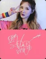 EXID/エリ(LE)/横型・衣装ピンク・右手ピース・背景水色・裏面印刷サイン入り/CD「Street」封入特典トレカ
