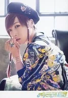 Shouta Aoi / Upper body ・ Sitting ・ Costume black ・ Yellow ・ Hat ・ Right hand face front ・ Fan club event 「 A ☆ happy lab. Party 2017 ～ Summer Memory ～ 」 Bromide B Shouta Aoi