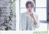 Shouta Aoi / horizontal type, upper body, white costume, left middle finger jaw, back window / Shouta Aoi fan club event 「 A ☆ happy lab. Party 2017 ~ Summer Memory ~ 」 Bromide B