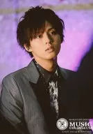 Kis-My-Ft2 / Tasuke Fujigaya / Bust up / Gray suit / Neck tilt / Eye view right / Background purple / Kis-My-Ft2 LIVE TOUR 2017 MUSIC COLOSSEUM Photo Set