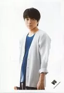 V6/井ノ原快彦/上半身・衣装白青・両手下・体左向き/「COLORS/太陽と月のこどもたち」PVジャケ写＆特典映像撮影オフショット/公式生写真