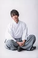 Gaku Matsuda (Ryoma Sakamoto) / Full body, White costume, Hakama, Sitting, Hand-lap, Ko-za, Tilt of the head, Postcard size / Stage :' Blue Shuttle Produced 『 Ryu no Compass : 』, Part 1 : Bakumatsu Shito-hen' Official photo