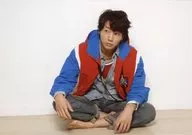 Hiroshi Yazaki / Horizontal Type / Whole Body / Sitting / Agura / Costume Red / Blue / Eye Level Left / Background White / Hiroshi Yazaki Official photo OFF Set