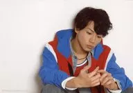 Hiroshi Yazaki / Horizontal Type / Upper Body / Sitting / Costume Red / Blue / Eye Down / Background White / Hiroshi Yazaki Official photo Off Set
