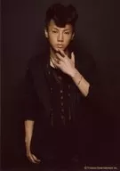 矢崎廣/膝上/衣服黑色/左顎/背景灰色/矢崎廣生寫真ON SET