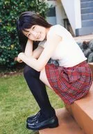 Country Girls/森戶知沙希/全身・服裝白・紅・黑格紋裙・坐姿・身體向左・右臂頭/「雜志UTB(Uptoboy)2017年10月號Vol.258」Sevennet特典生寫真