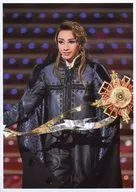 Takarazuka Revue (Moon Group) / Rurika Miya / Live Photo / Kneecaps / Dark Blue Costumes / Left Hand Props / 2L Size / Moon Group Grand Theater Performance 「 All for One 」 Stage Photo