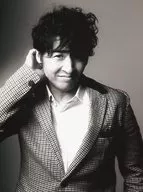 古宮基成/バストアップ・衣装チェック柄・右手耳の後ろ・モノクロ/ベニバラ兎団 vol.11「La Nouveau Cabaret Quartier Latin! 1950」