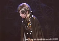 長倉正明(萬)/ライブフォト・横型・上半身・衣装茶色・黒・左向き・顔下向き・背景黒/Dセット/舞台「遙かなる時空の中で6 幻燈ロンド」劇中ブロマイド
