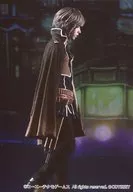 長倉正明(萬)/ライブフォト・全身・衣装茶色・黒・右向き・両手下/Eセット/舞台「遙かなる時空の中で6 幻燈ロンド」劇中ブロマイド