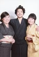 集合(3人)/膝上・衣装黒・ベージュ・和服・肩組み・背景白・キャラクターショット/舞台「GEKIIKE本公演第8回『あまつきつねの鬼灯』」トレーディングブロマイド