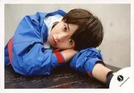 Johnnys Jr. / Mizuki Inoue / horizontal type, bust up, sitting, costume blue, putting face on arms / 17 autumn Johnnys Jr. "JOHNNYS' YOU & ME ISland" Brochure and goods shooting off-shot / official Official photo