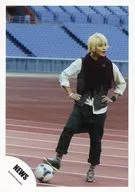 NEWS / Yuya Tegoshi / Whole Body / Costume Brown / Red / Stole / Both Hands Waist / Right Foot Ball / Eye Point Right / Ground / Official Official photo