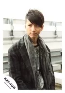 KAT-TUN/田口淳之介/上半身衣服灰色格子圖案披肩身體右側視線左側閉口/正式生寫真