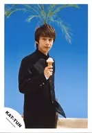 KAT-TUN / Yuichi Nakamaru / Above-the-knee ・ Costume black ・ Gakuran ・ Facing right ・ Right hand ice cream ・ Background blue / Official Official photo