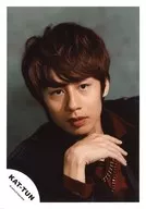 KAT TUN / Yuichi Nakamaru / Bust up / Costume black / red / Right hand raised / Mouth closed / Background grey / Official Official photo